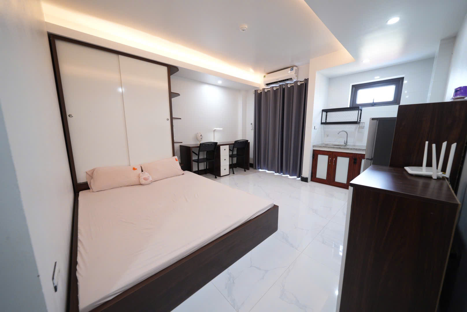Phòng studio toà 1 Skyhomes, có ban công, đủ nội thất, tối đa 2 người ở