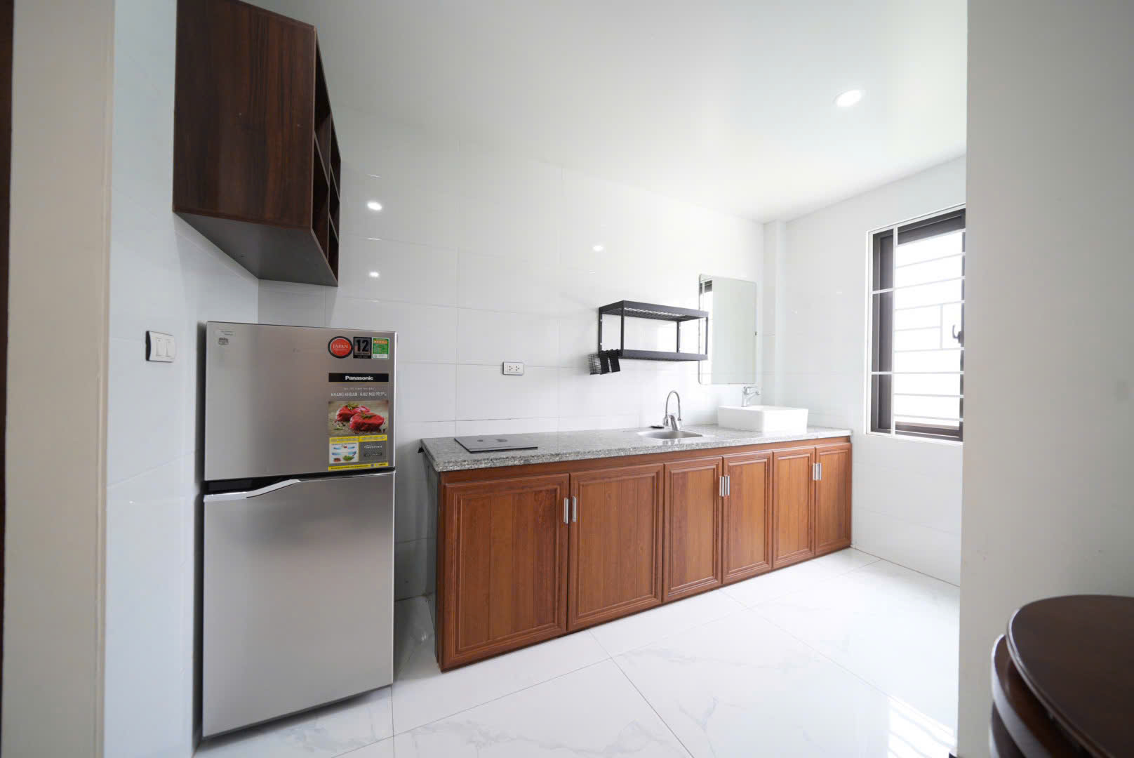 Phòng căn hộ toà 1 Skyhomes, tách bếp, có phòng ngủ riêng, đủ nội thất, bàn ăn, có ban công riêng, 2 cửa sổ 2 hướng, tối đa 3 người ở
